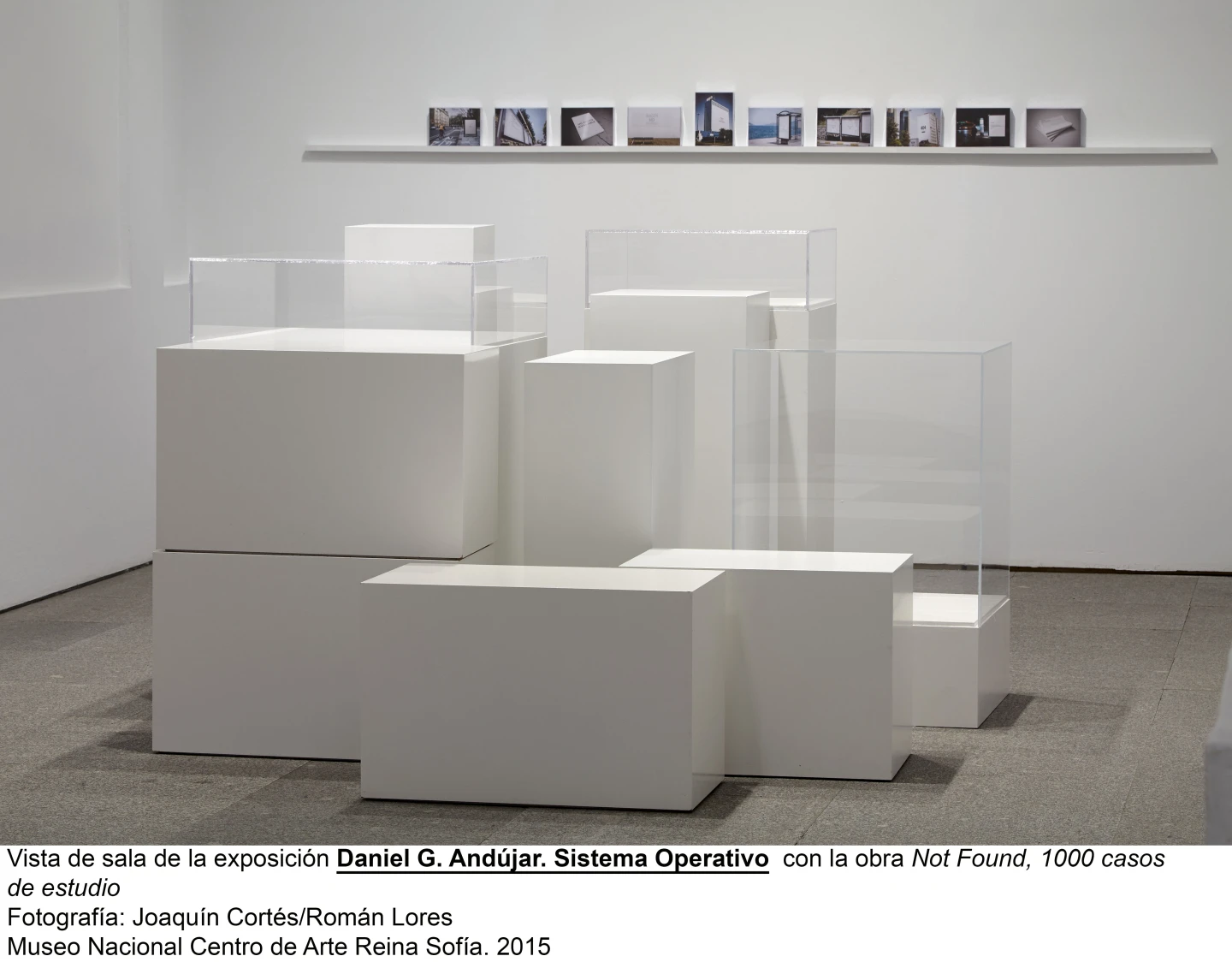 Vista de sala de la exposición Sistema Operativo, de Daniel G. Andújar, con la obra Not Found, 1000 casos de estudio. Fotografía: Joaquín Cortés/Román Lores. Museo Nacional Reina Sofía. 2015
