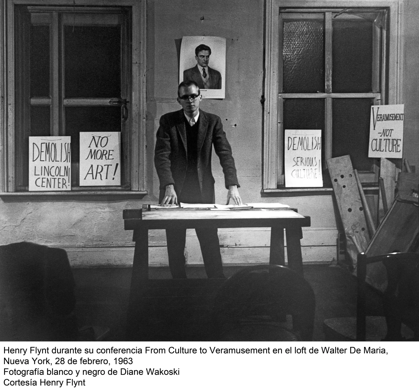 Henry Flynt durante su conferencia From Culture to Veramusement en el loft de Walter De Maria, Nueva York, 28 de febrero, 1963. Fotografía b/n de Diane Wakoski. Cortesía Henry Flynt