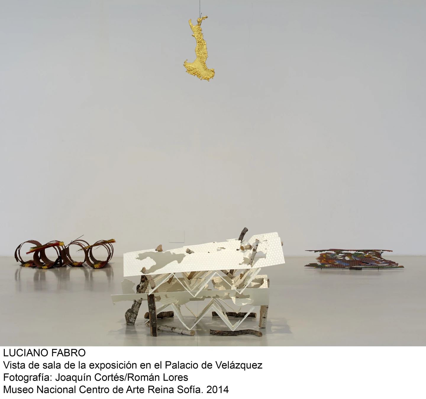 Vista de sala de la exposición de Luciano Fabro