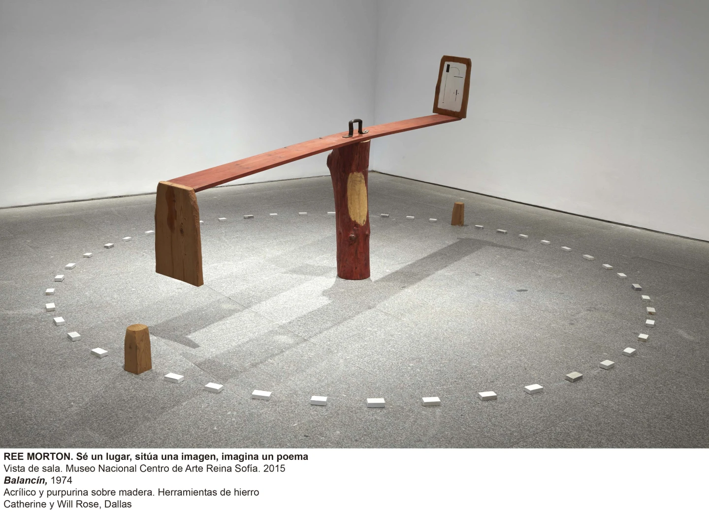 Vista de la exposición sobre Ree Morton Balancín, 1974. Acrílico y purpurina sobre madera. Herramientas de hierro
