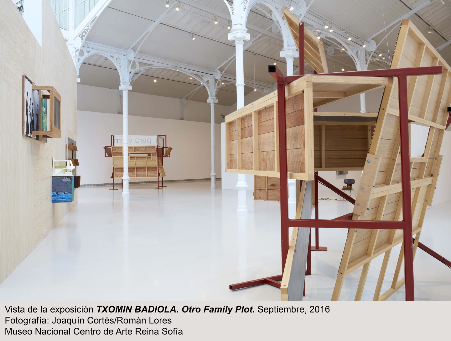 Vista de sala de la exposición Otro Family Plot, de Txomin Badiola.