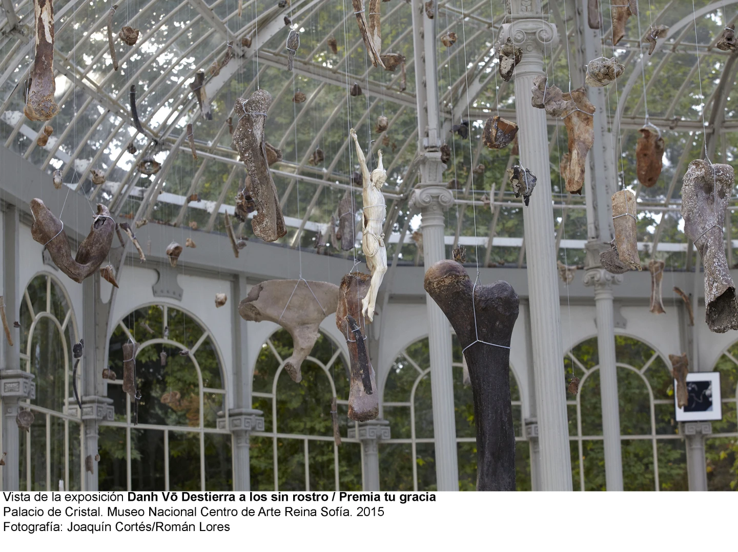 Vista de la exposición Danh Vō Destierra a los sin rostro / Premia tu gracia