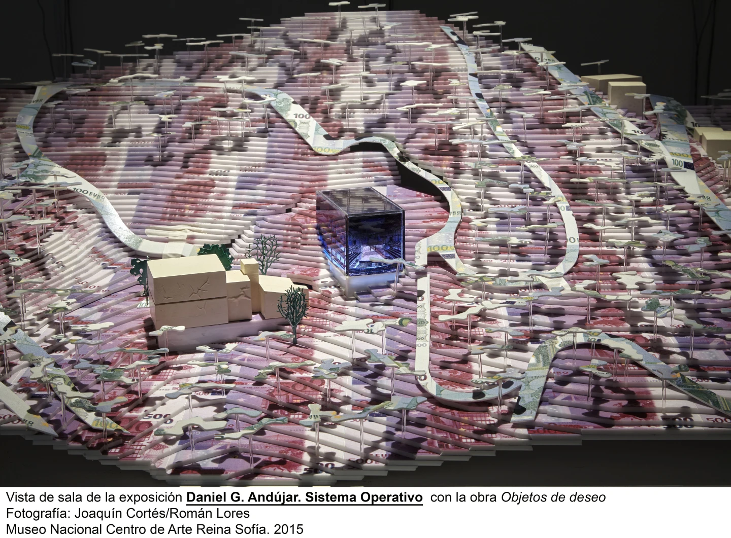Vista de sala de la exposición Sistema Operativo, de Daniel G. Andújar, con la obra Objetos de deseo. Fotografía: Joaquín Cortés/Román Lores. Museo Nacional Reina Sofía, 2015