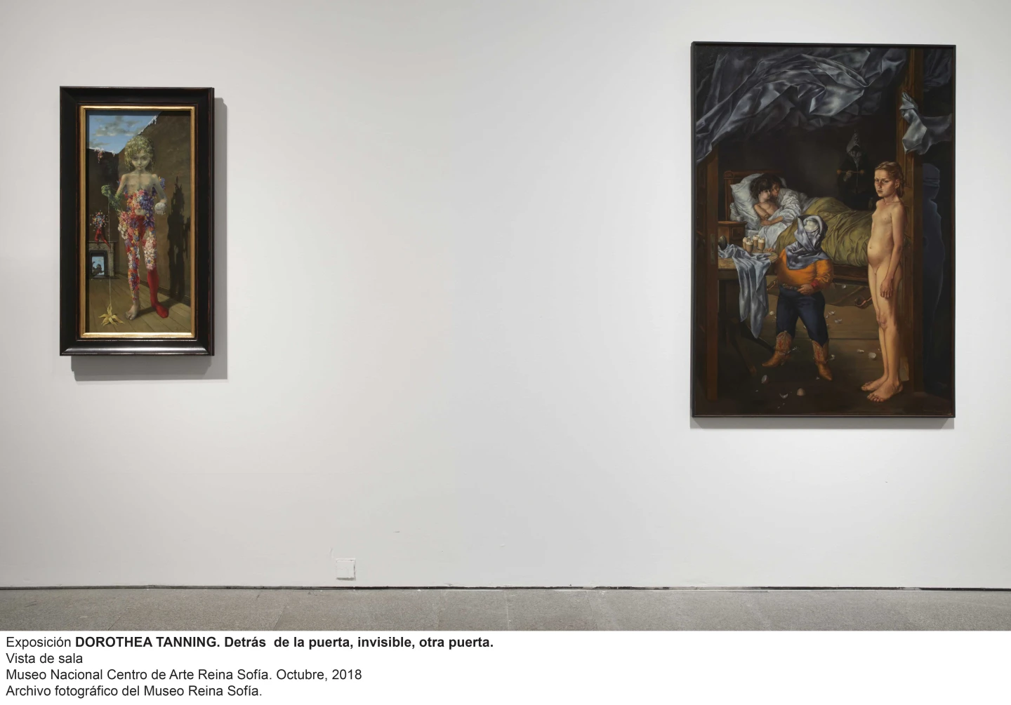 Vista de la sala de la exposición Dorothea Tanning. Detrás de la puerta, invisible, otra puerta