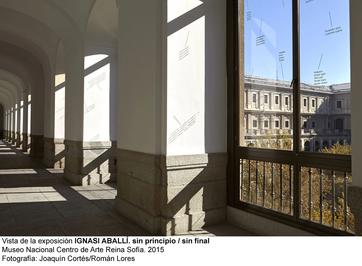 Vista de la exposicion sin principio / sin final. Ignasi Aballí, 2015