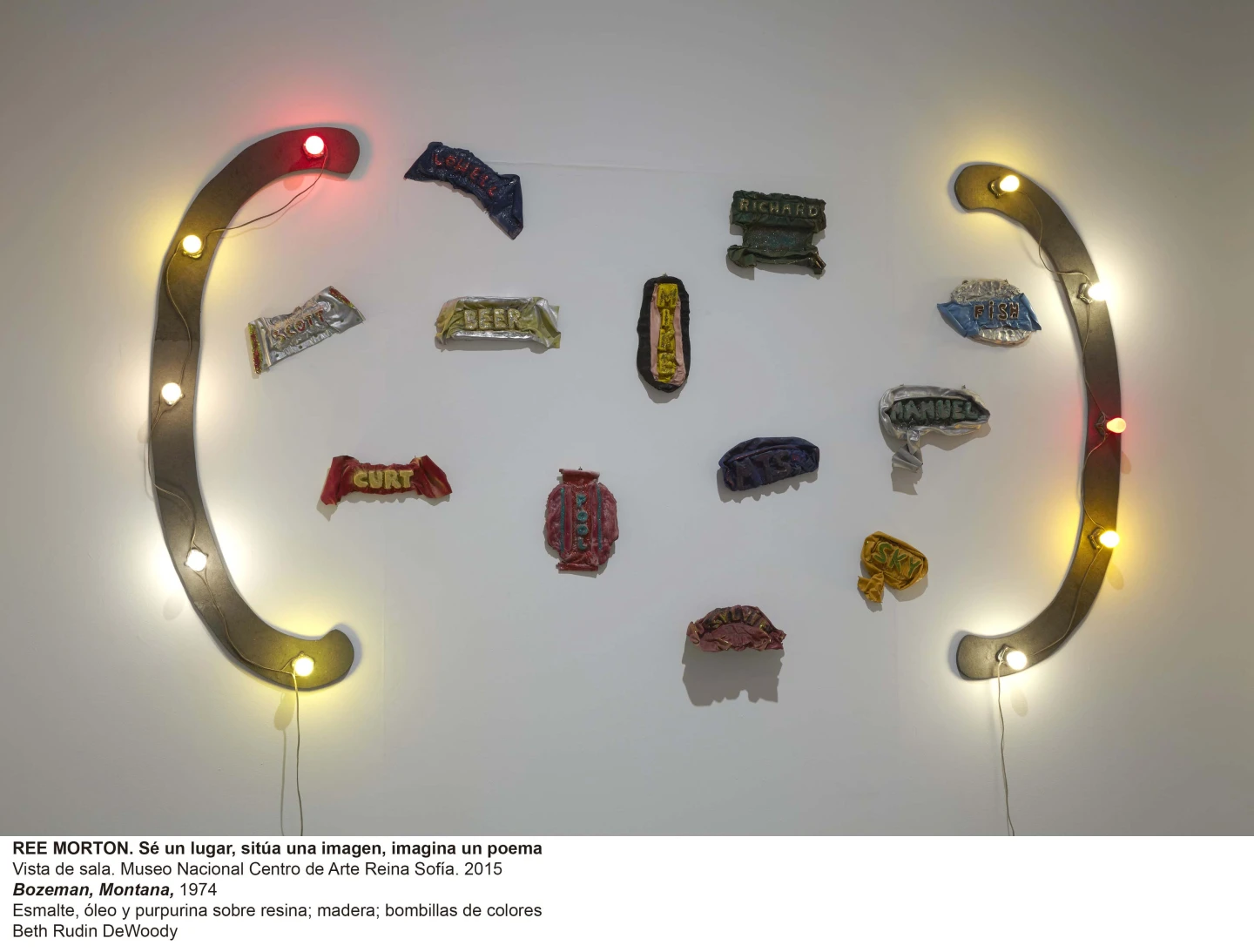 Vista de la exposición sobre Ree Morton Bozeman, Montana, 1974. Esmalte, óleo y purpurina sobre resina