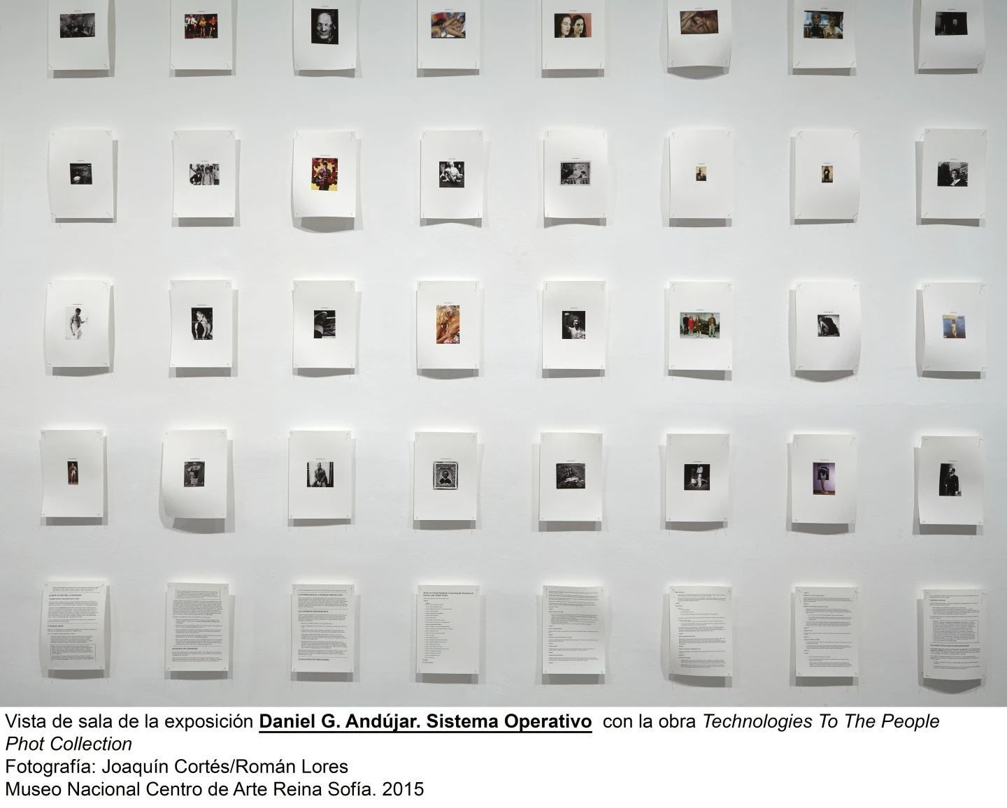 Vista de sala de la exposición Sistema Operativo, de Daniel G. Andújar, con la obra Technologies To The People Photo Colecction. Fotografía: Joaquín Cortés/Román Lores. Museo Nacional Reina Sofía, 2015