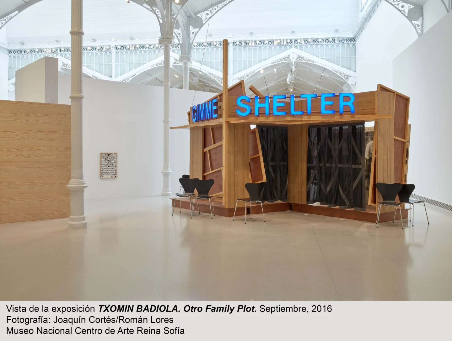 Vista de sala de la exposición Otro Family Plot, de Txomin Badiola.
