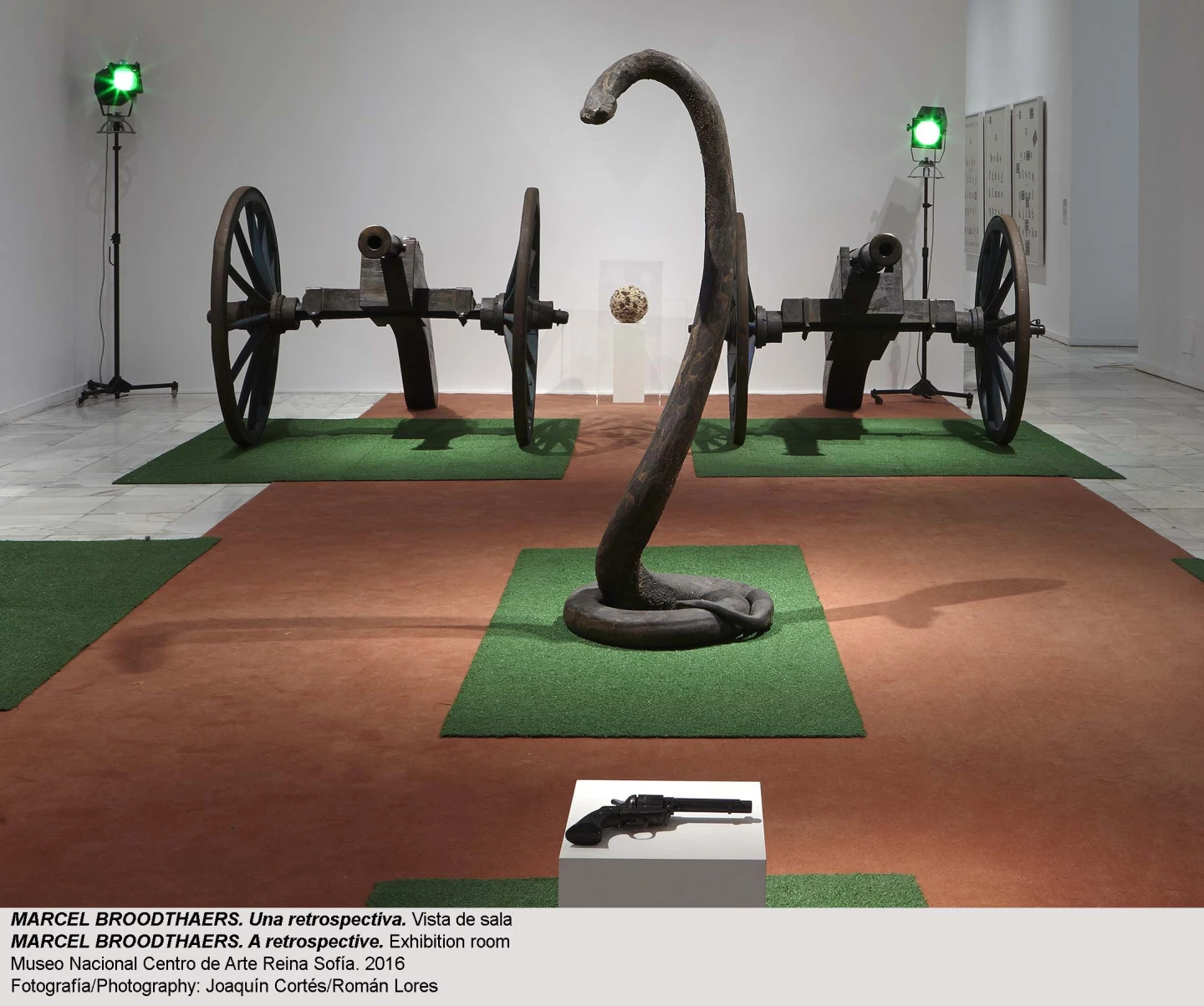 Vista de sala de la exposición Marcel Broodthaers. Una retrospectiva