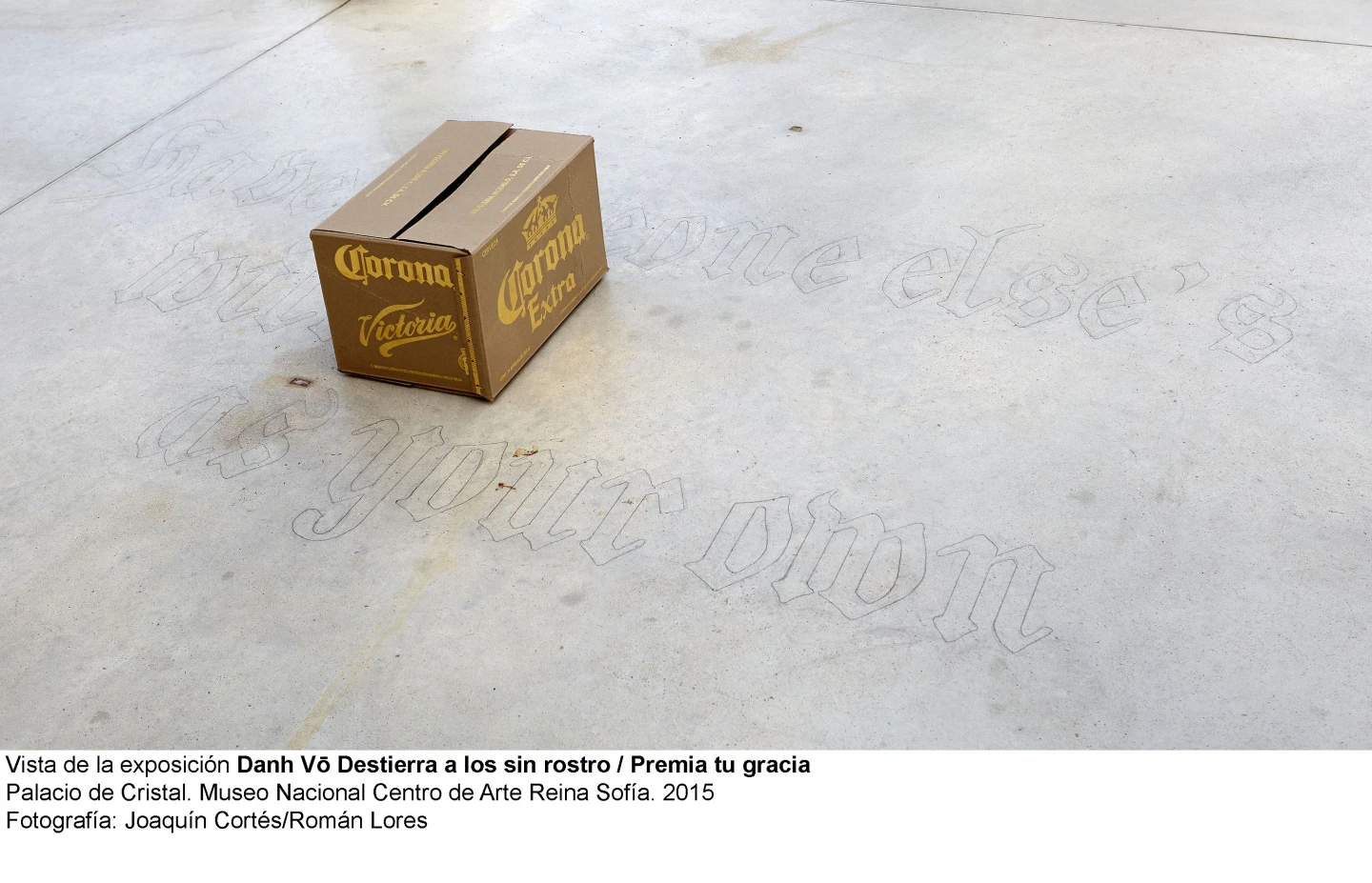 Vista de la exposición Danh Vō Destierra a los sin rostro / Premia tu gracia