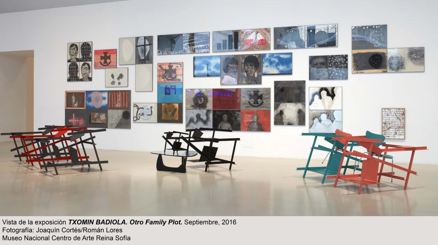 Vista de sala de la exposición Otro Family Plot, de Txomin Badiola.