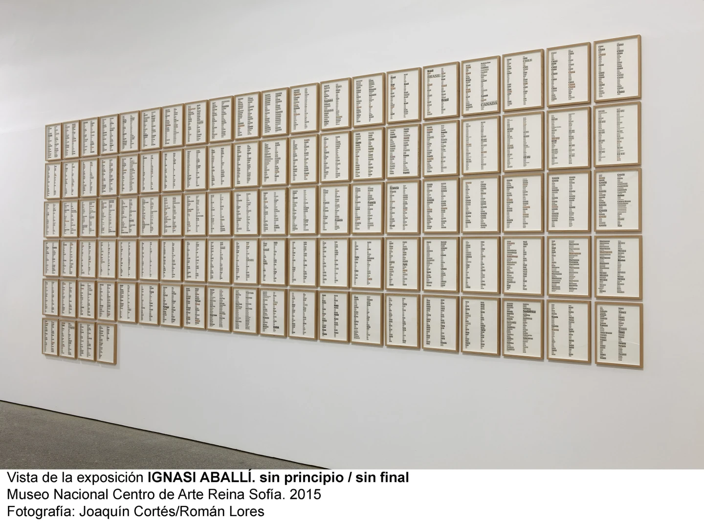 Vista de la exposicion sin principio / sin final. Ignasi Aballí, 2015