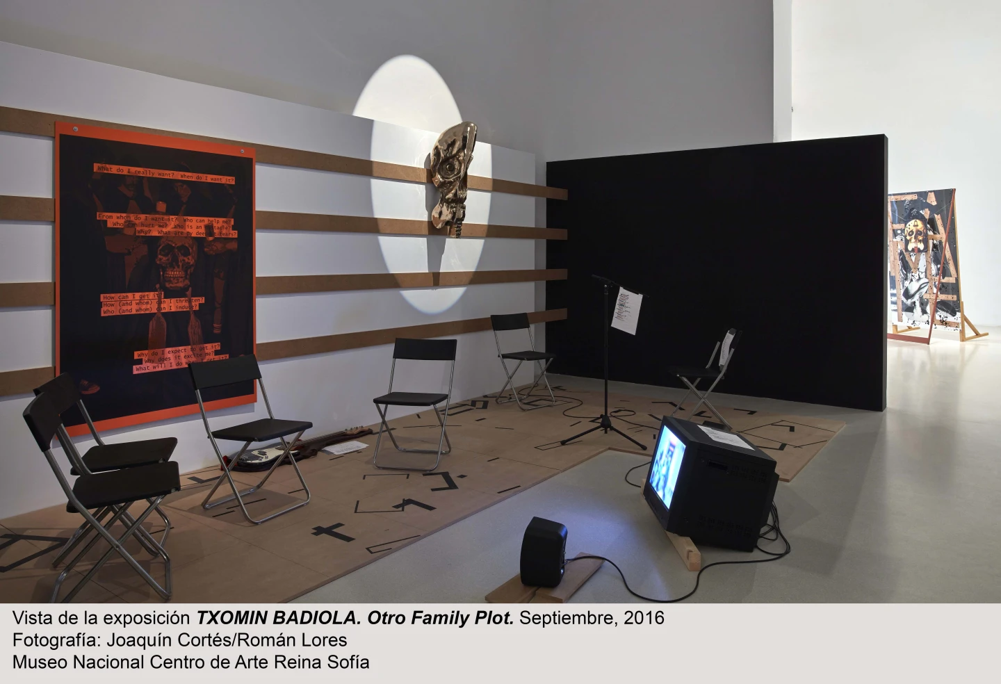 Vista de sala de la exposición Otro Family Plot, de Txomin Badiola.