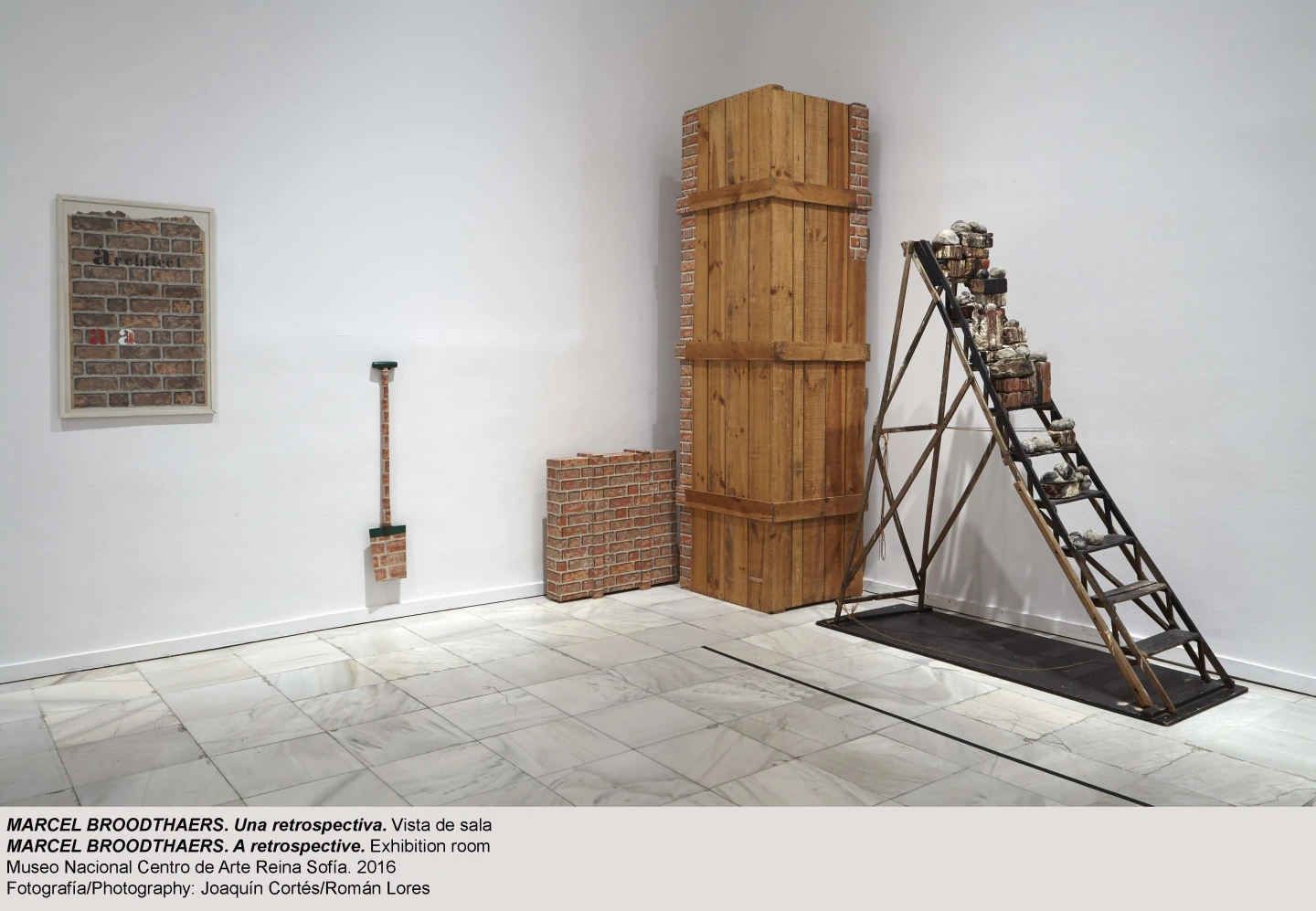 Vista de sala de la exposición Marcel Broodthaers. Una retrospectiva