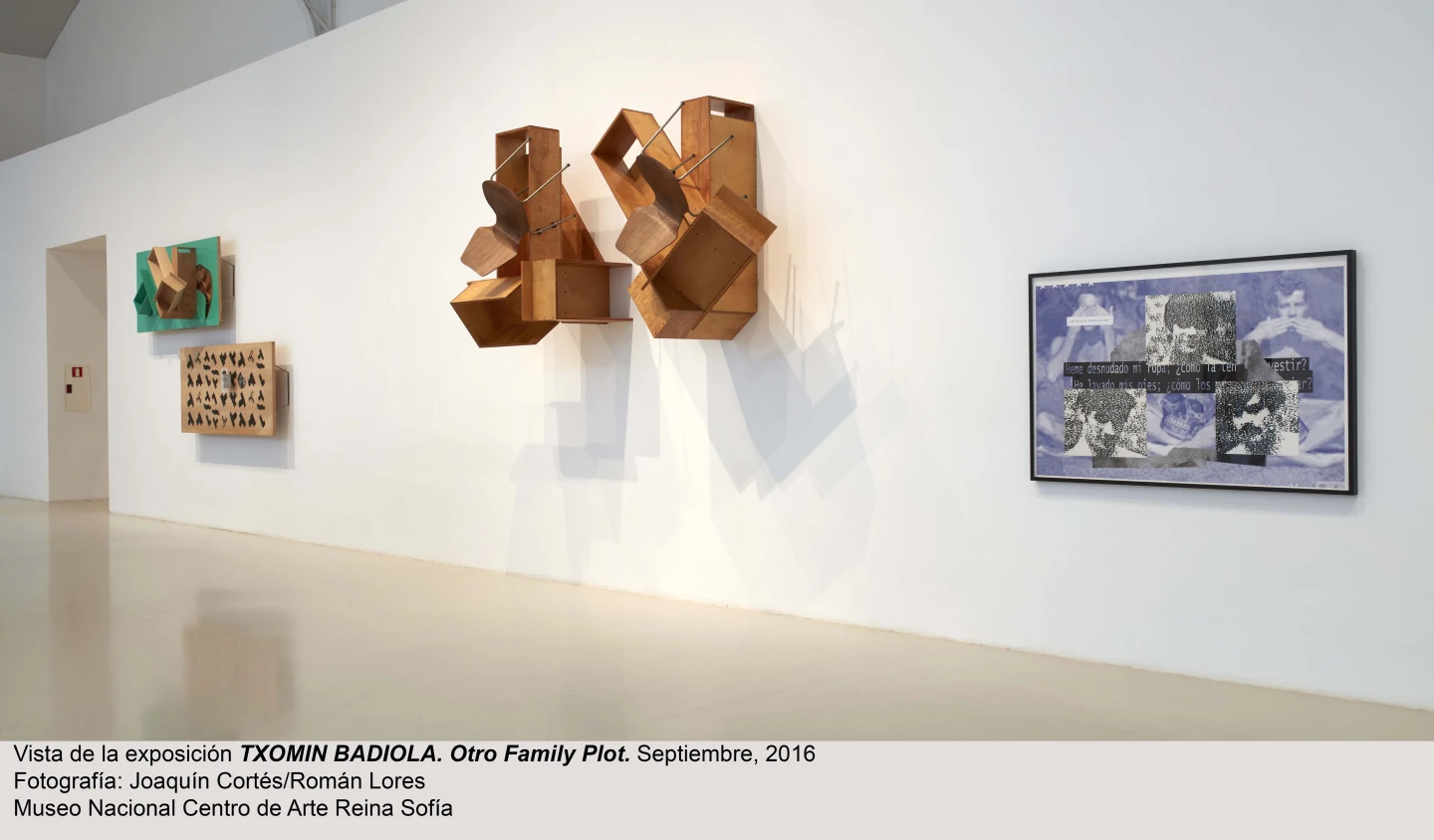 Vista de sala de la exposición Otro Family Plot, de Txomin Badiola.