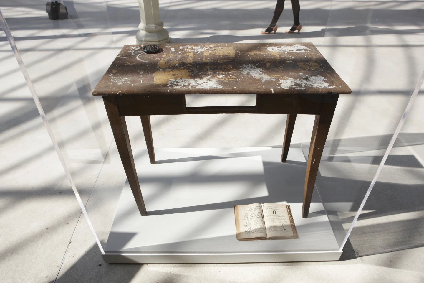 Joëlle Tuerlinckx. Crystal Times. Reflexión sin sol / Proyecciones sin objeto(imagen 04)