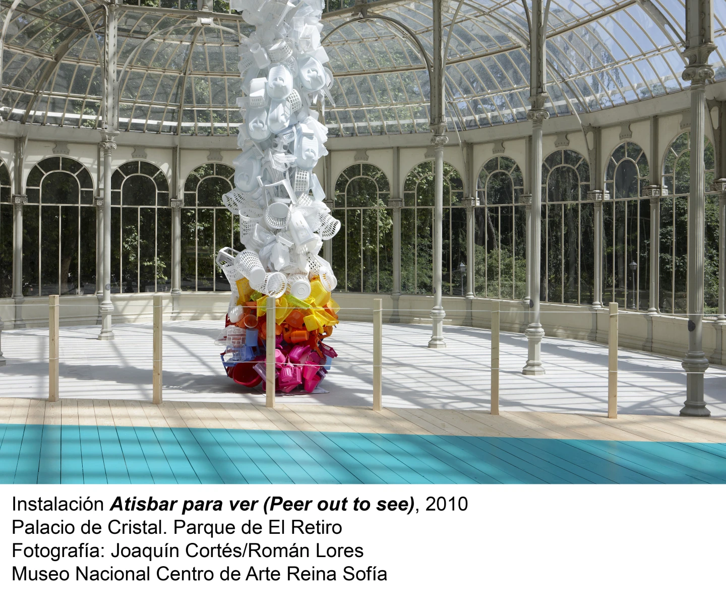 Jessica Stockholder. Peer Out to See (Atisbar para ver)(imagen 01)
