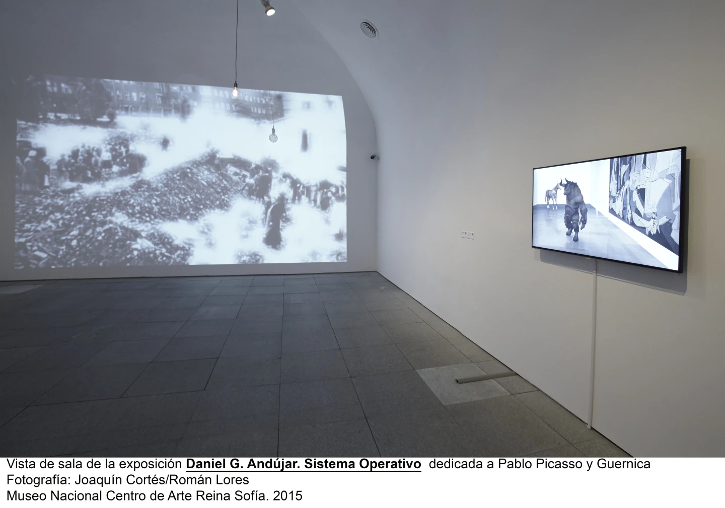 Vista de sala de la exposición Sistema Operativo, de Daniel G. Andújar, dedicada a Pablo Picasso y Guernica. Fotografía: Joaquín Cortés/Román Lores. Museo Nacional Reina Sofía, 2015