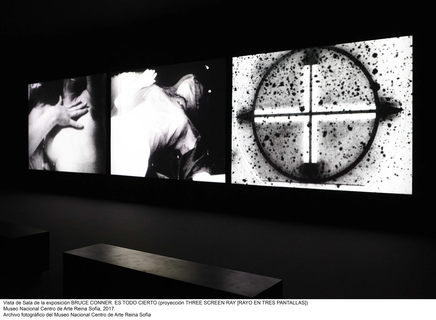 Vista de sala de la exposición Bruce Conner. Es todo cierto