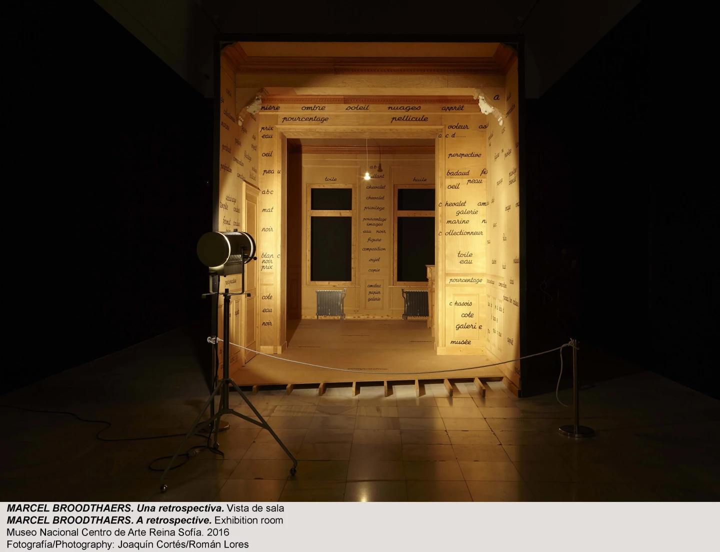 Vista de sala de la exposición Marcel Broodthaers. Una retrospectiva
