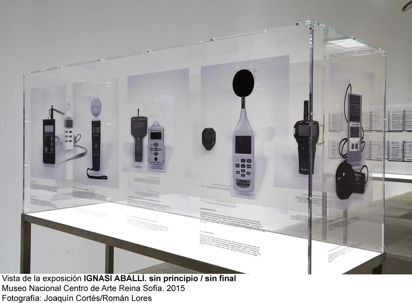 Vista de la exposicion sin principio / sin final. Ignasi Aballí, 2015