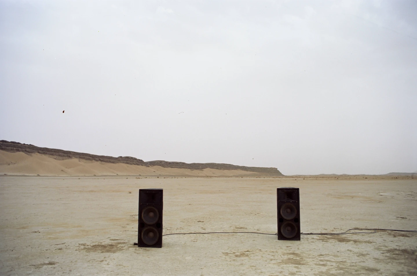 OLIVER LAXE. HU/هُوَ. Bailad como si nadie os viera. 2025. Instalación