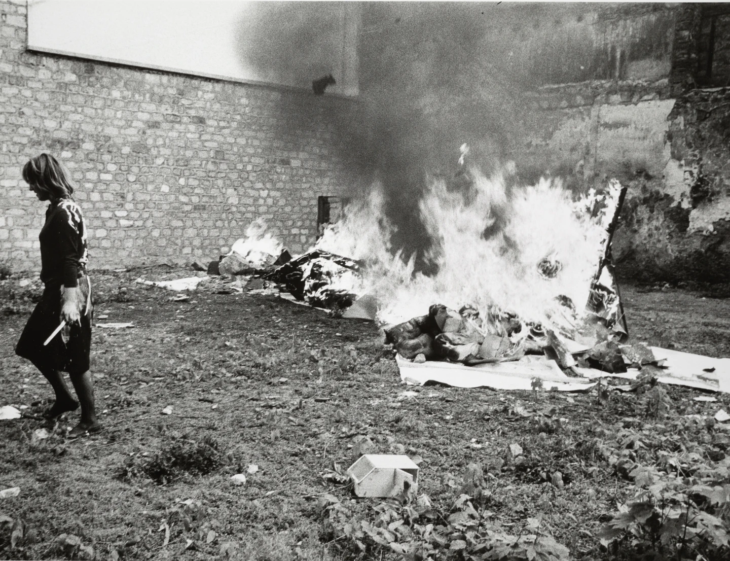 Marta Minujín, La Destrucción, 1963. Getty Research Institute, Los Angeles (2014.R.20) Donación de la Fundación Roy Lichtenstein en memoria de Harry Shunk y Janos Kender. Fotografía: Shunk-Kender ©J. Paul Getty Trust