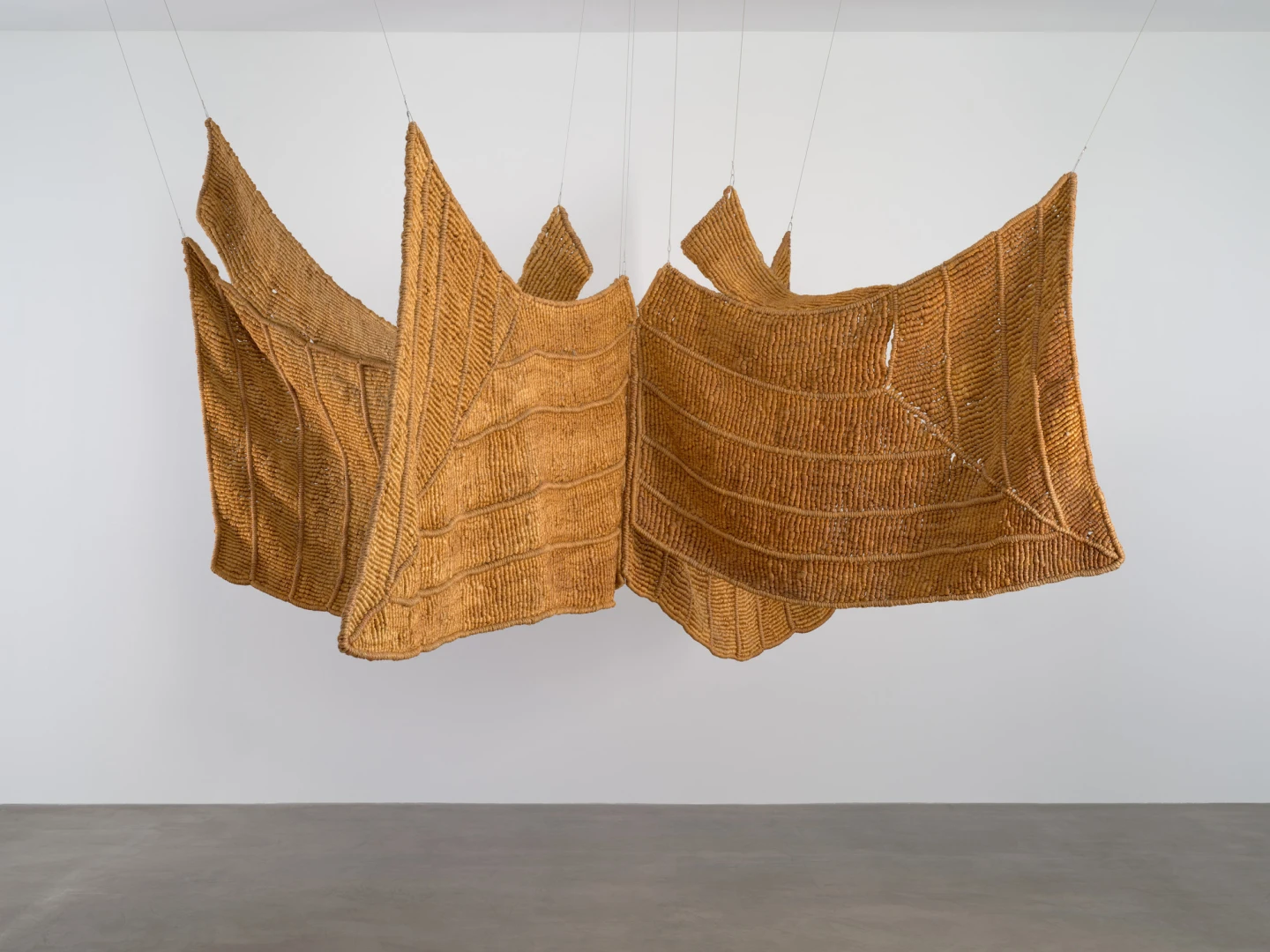 AURÈLIA MUÑOZ. Àguila Beige, 1977. 300 x 250 x 120 cm. Macramé de cuerdas de sisal teñidas por la artista y yute. The Museum of Modern Art, New York. Committee on Architecture and Design Funds, 2018. 