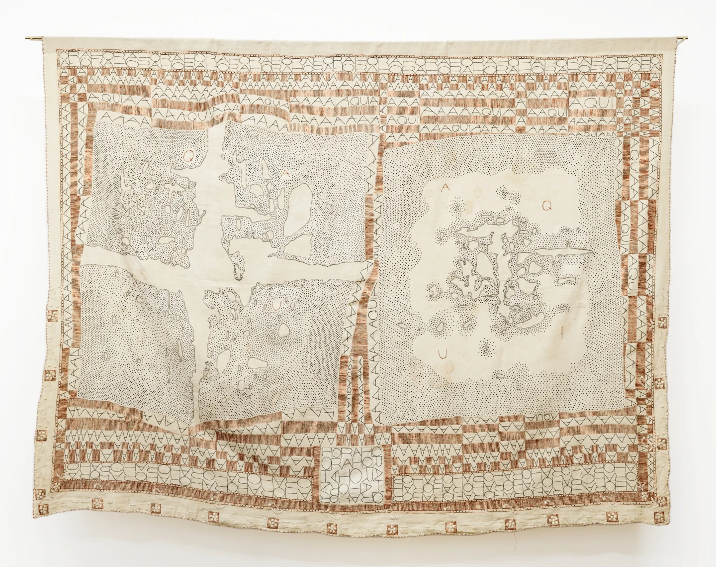 Amparo de la Sota, Mapa VI, Aquí ahora (2021) Bordado sobre dos fundas de almohadas rasgadas y sábana antiguas teñidas con té. Lino y algodón (118 x 160 cm) ©Amparo de la Sota. Museo Reina Sofía