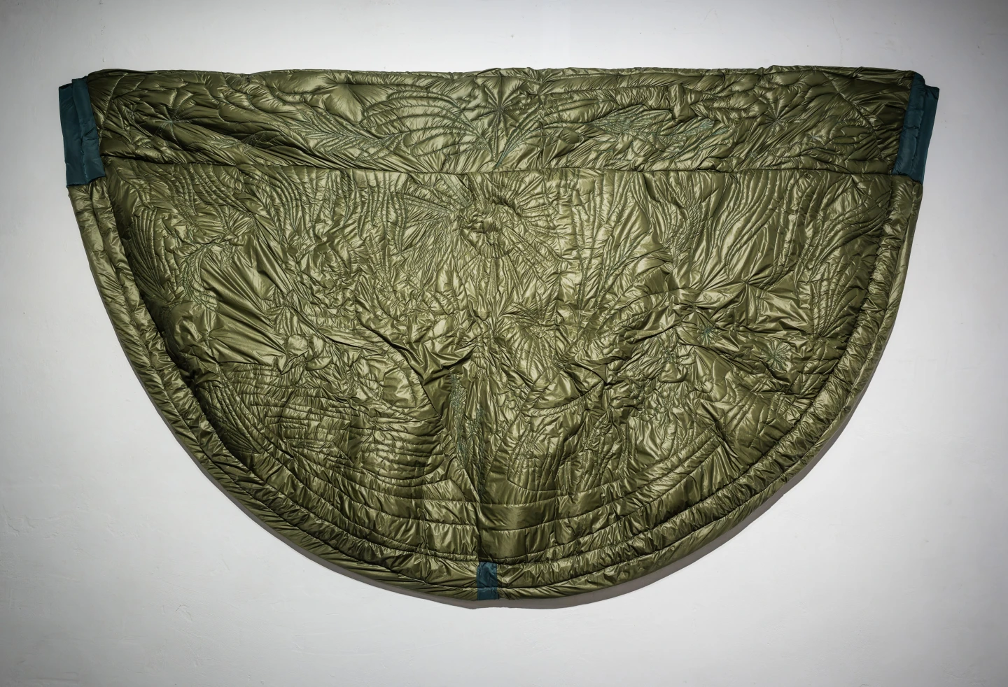 María Alcaide, Capa pluvial o manto para caballo, 2025. Algodón, poliéster, guata, sudor de caballo, sudor humano. 300 x 180 x 5 cm © María Alcaide. Museo Reina Sofía.