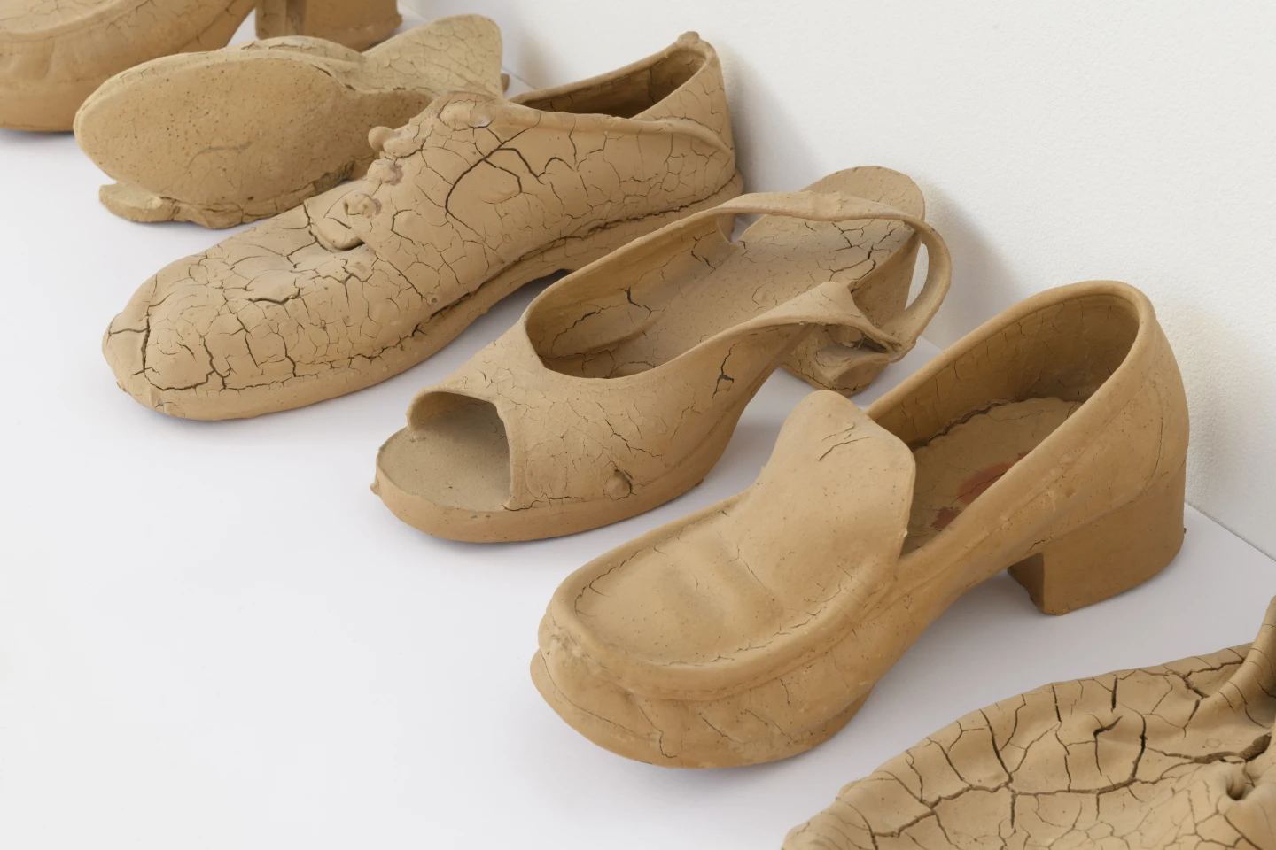 Pere Noguera, Sapates. Primera enfangada (estudio) (Zapatos) (1979). Barro sobre objetos (35 x 170 x 40 cm) ©Pere Noguera. Museo Reina Sofía. 