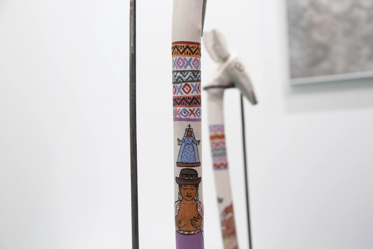 Venuca Evanán, Dúo de varas "llamaq y campona” (2024). Pintura acrílica y tierras de color sobre varas de madera de Sarhua talladas. Altura 100 cm c/u © Venuca Evanán. Museo Reina Sofía. 