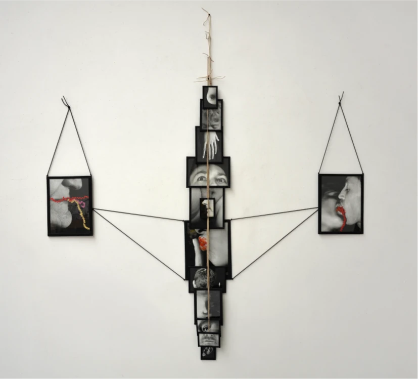 Annette Messager, Voeux avec laine (Deseos con lana) (1989-2024). 14 fotografías en blanco y negro enmarcadas, hilos de lana sin tejer y cuerdas. (141 x 129 cm) © Annette Messager. Museo Reina Sofía