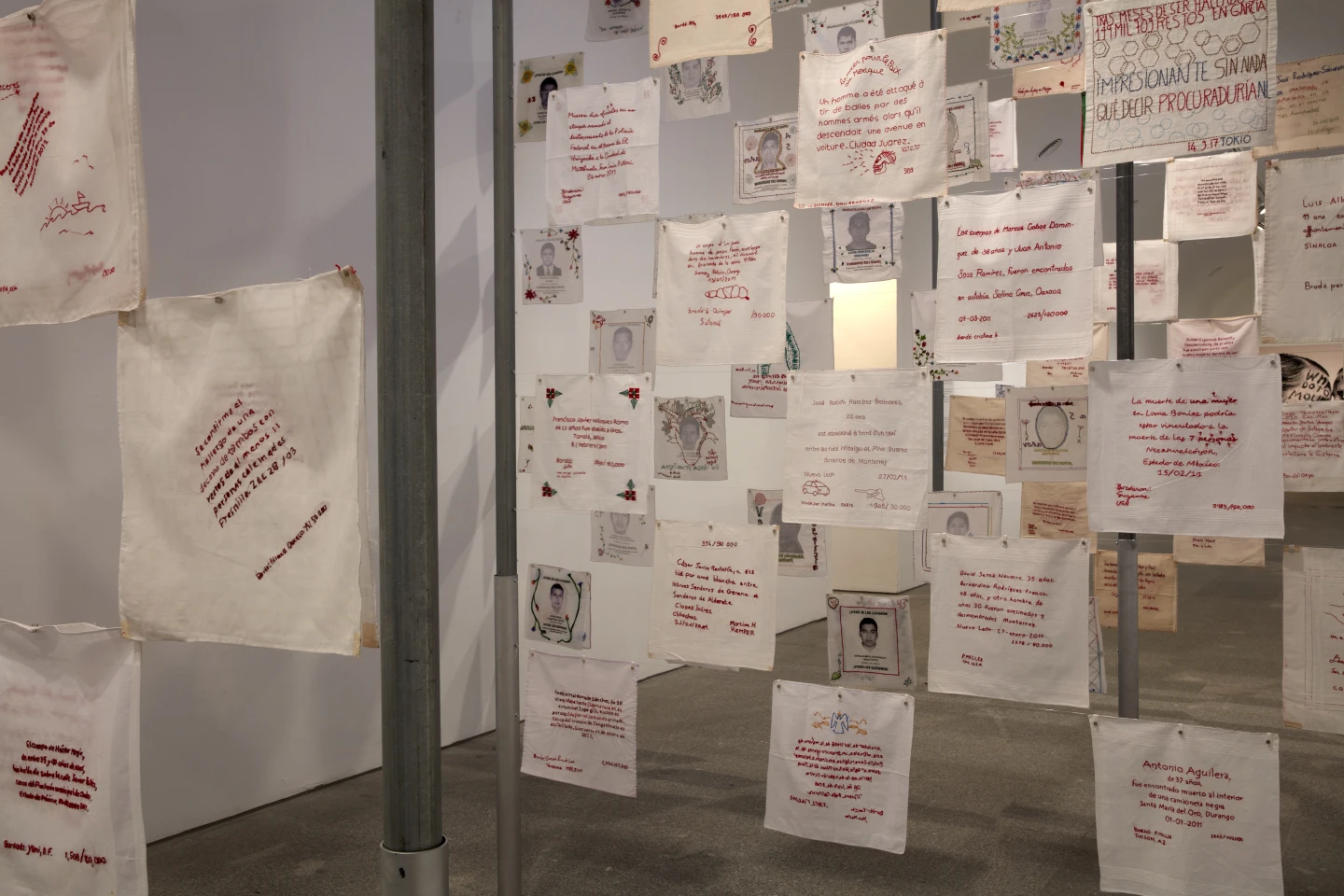 Vista de sala de la exposición Giro gráfico: como el muro en la hiedra