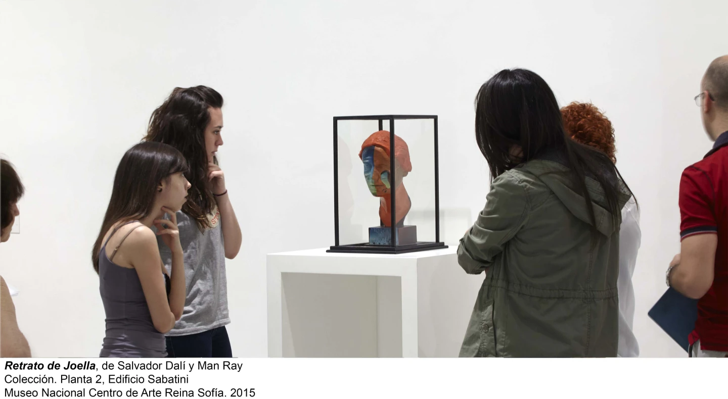 Vista de sala con la obra Retrato de Joella (Dalí/Man Ray, 1933)