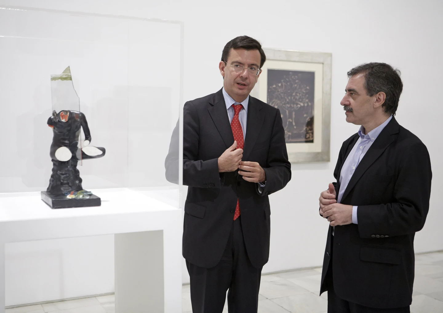 Román Escolano, presidente de la Fundación ICO y Manuel Borja-Villel, director del Museo Reina Sofía, ante la obra de Óscar Domínguez, Le Tireur (1934). Fotografía: Joaquín Cortés / Román Lores. Museo Nacional Centro de Arte Reina Sofía, 2013