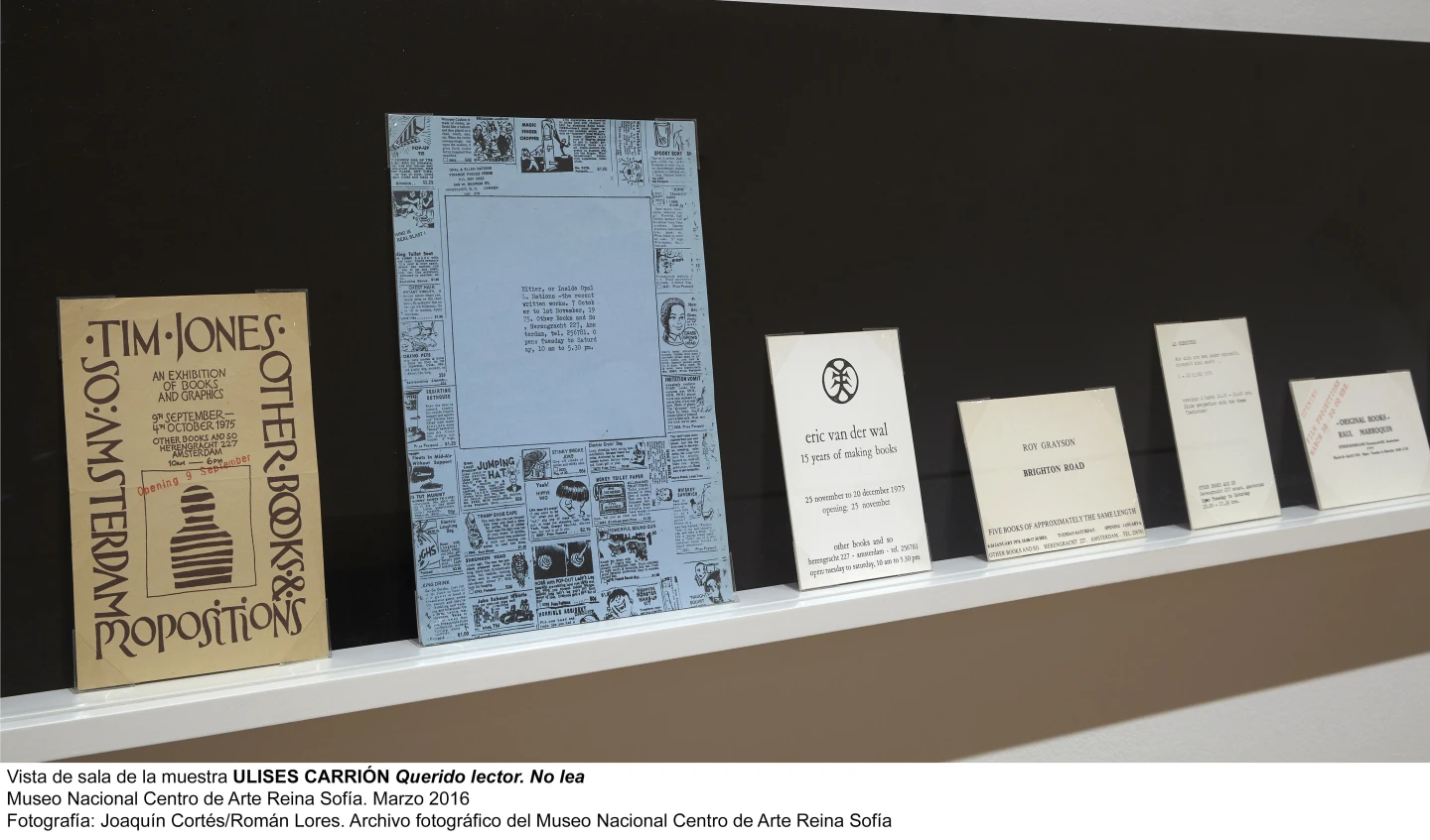 Vista de sala de la exposición de Ulises Carrión Querido lector. No lea