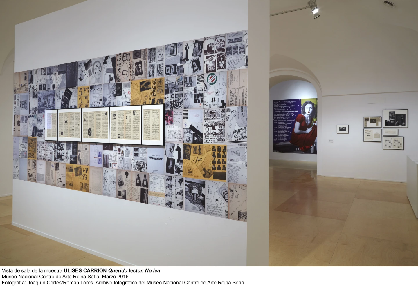 Vista de sala de la exposición de Ulises Carrión Querido lector. No lea