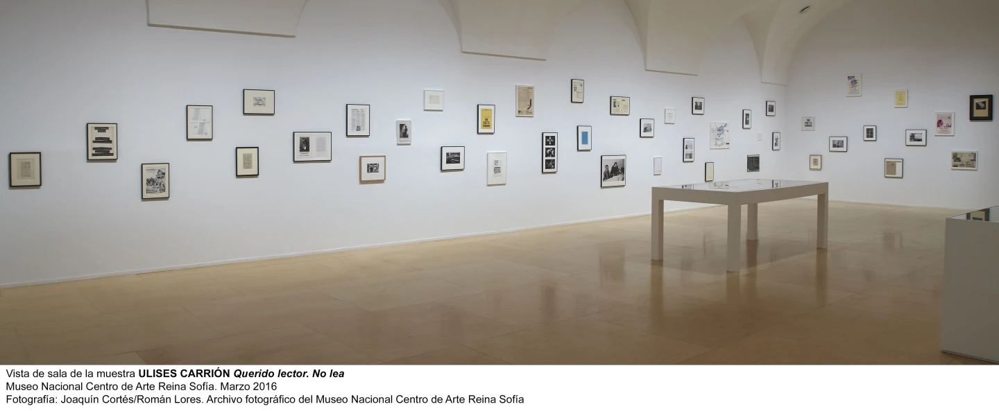 Vista de sala de la exposición de Ulises Carrión Querido lector. No lea