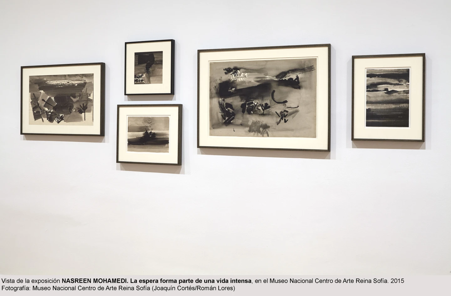 Vista de sala de la exposición de Nasreen Mohamedi  La espera forma parte de una vida intensa 