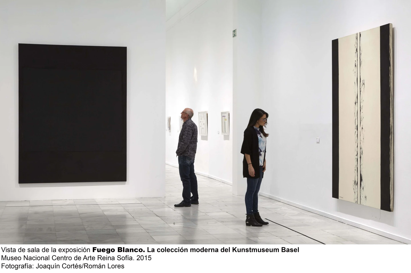 Vistas de sala de la exposición Fuego Blanco .