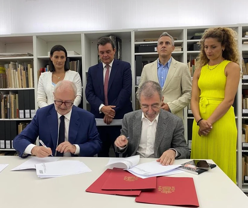 Acto de la firma del contrato de compraventa del Archivo Lafuente