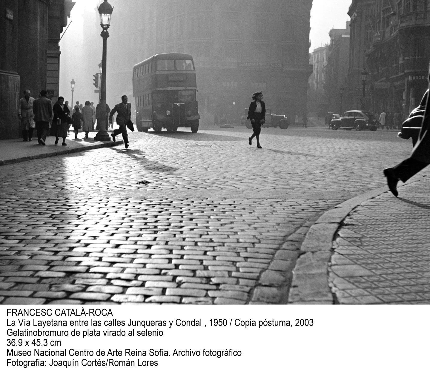 Francesc Català-Roca. La Vía Layetana entre las calles Junqueras y Condal, 1950 / copia póstuma, 2003