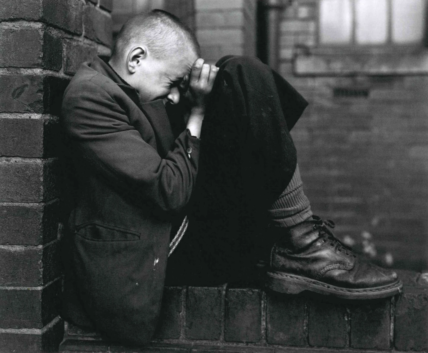 Chris Killip, Youth on Wall, Jarrow, Tyneside. Serie: North East, 1976. Copia al bromuro y gelatina de plata. Vintage. 43,4 x 52,7 cm. �© Chris Killip