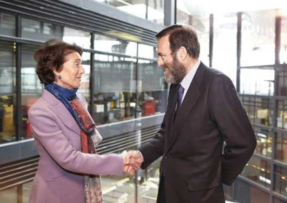 Encuentro y firma del Convenio entre Paloma O’Shea, Presidenta de la Fundación Albéniz, y Guillermo de la Dehesa, Presidente del Real Patronato del Museo Reina Sofía. 