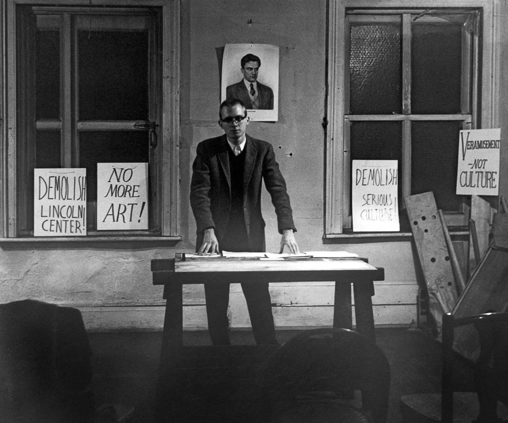 Henry Flynt durante su conferencia From Culture to Veramusement en el loft de Walter De Maria, Nueva York, 28 de febrero, 1963. Fotografía b/n de Diane Wakoski. Cortesía Henry Flynt
