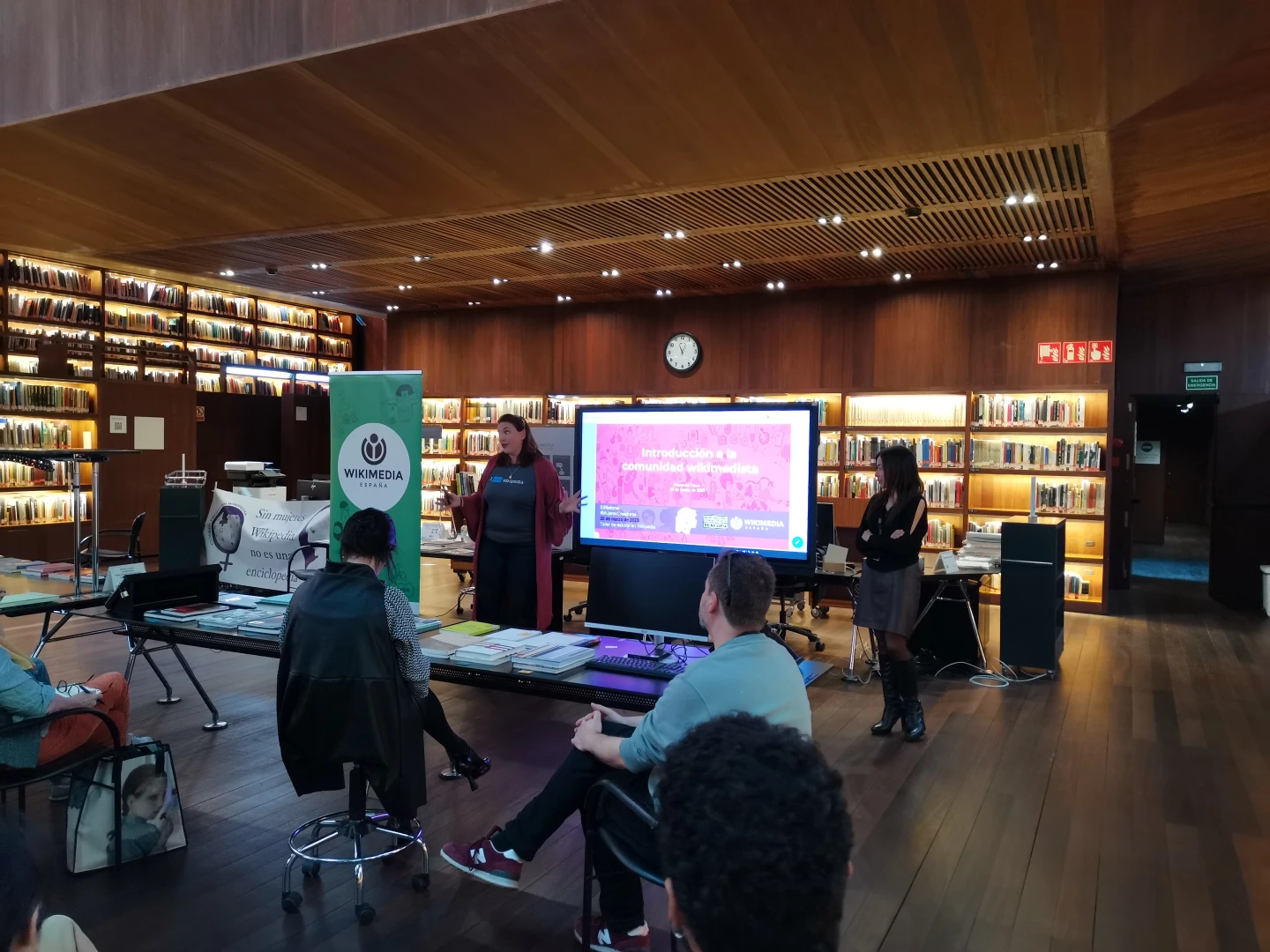 Editatona &quot;Creadoras&quot; en la biblioteca del Museo Reina Sofía, 2023. Fotografía: Moniquiña