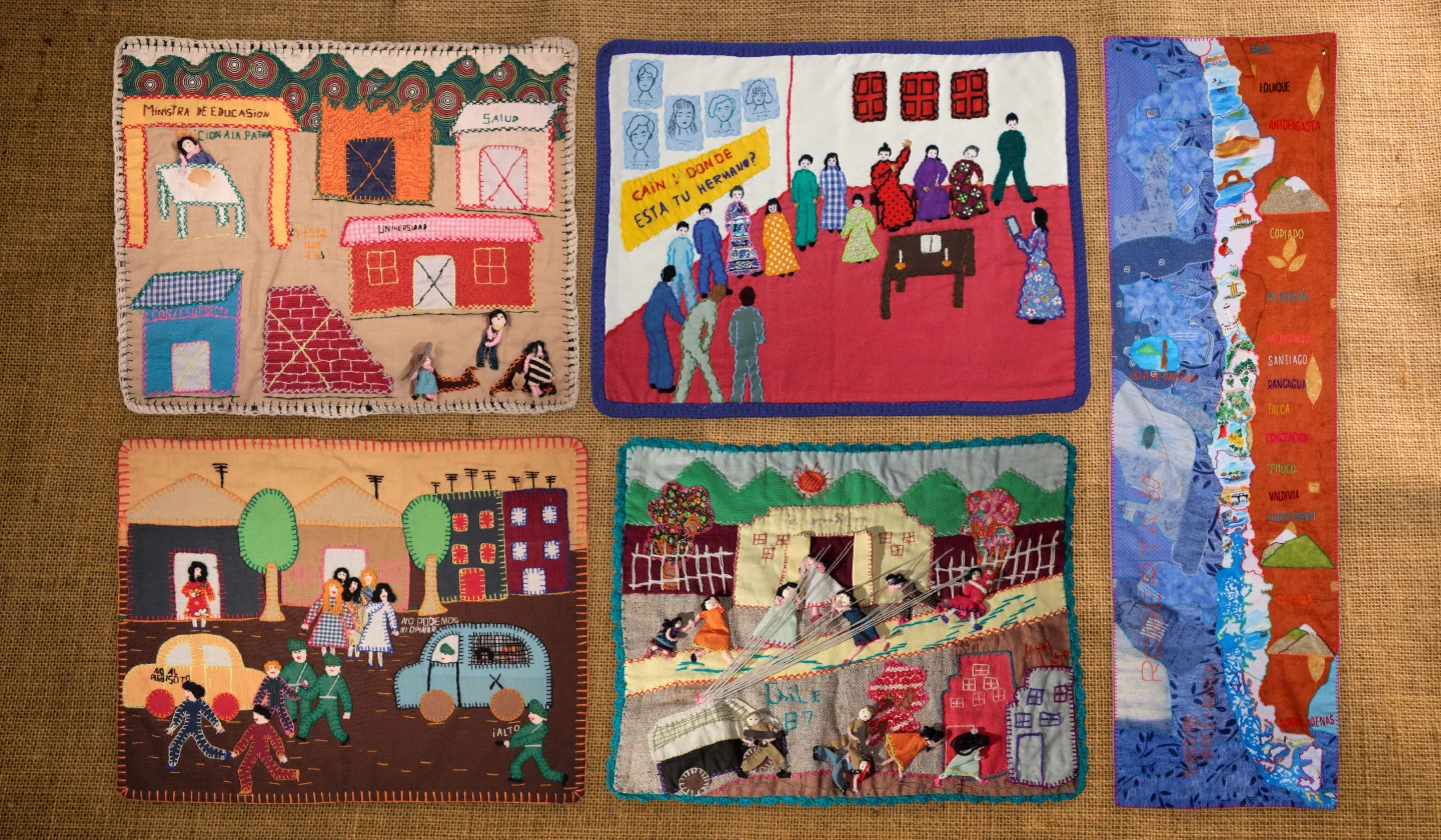 Conjunto de cinco arpilleras realizadas en Chile en la década de 1980 y 2009, una de ellas donada por Roberta Bacic. Depósito indefinido de la Fundación Museo Reina Sofía, 2023. Fotocollage: Roser Corbera © Conflict Textiles.