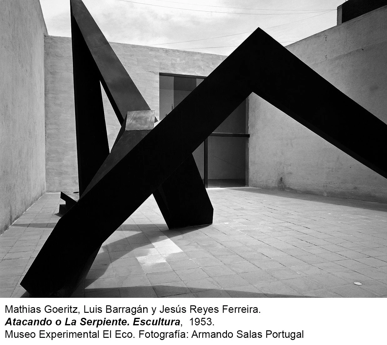 Mathias Goeritz, Luis Barragán y Jesús Reyes FerreiraAtacando o La Serpiente,1953.