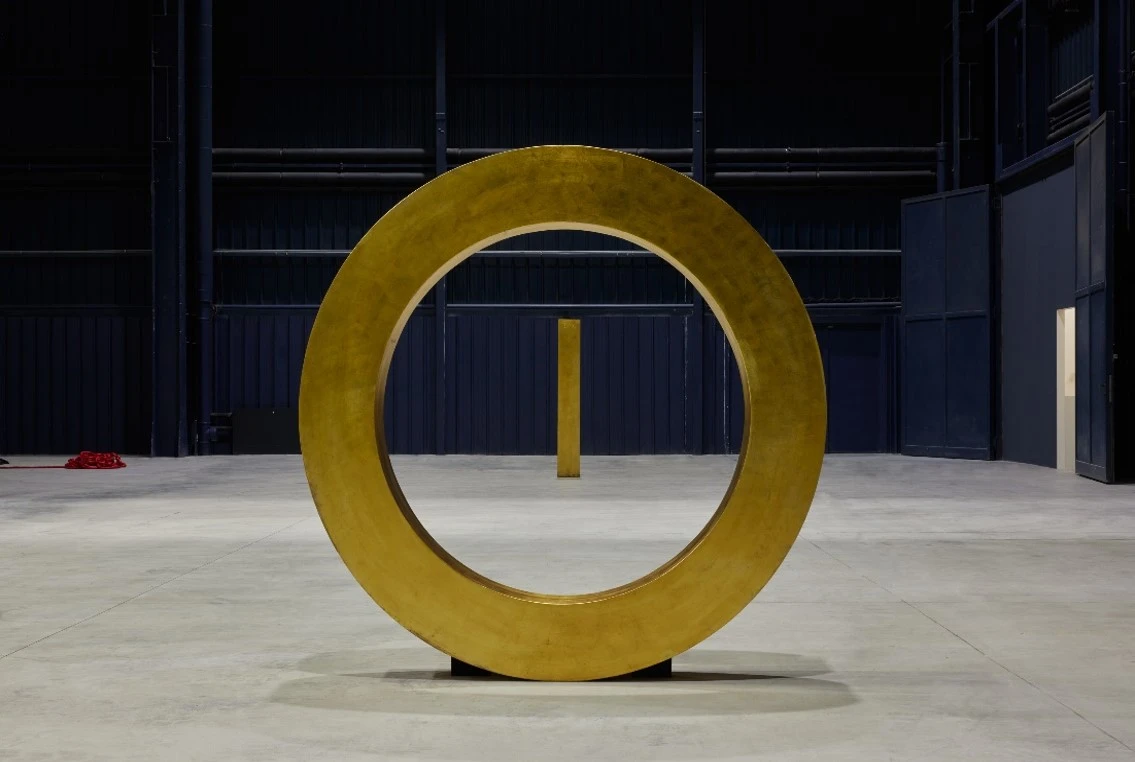JAMES LEE BYARS. Vista de la exposición en el Pirelli HangarBicocca, Milán, 2023. Delante: The Door of Innocence , 1986-89. Mármol dorado, 198 x 198 x 27,5 cm. Al fondo: The Figure of Question is in the Room, 1986. Toyota Municipal Museum of Art. Cortesía de Pirelli HangarBicocca, Milán. Fotografía: Agostino Osio